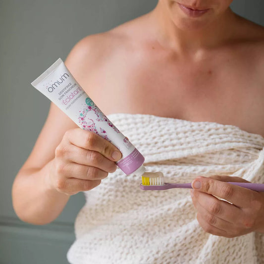 Le dentifrice bio L'Éclatant Omum, au parfum menthe fraîche. Produit d'hygiène buccale pour femmes enceintes et allaitantes.