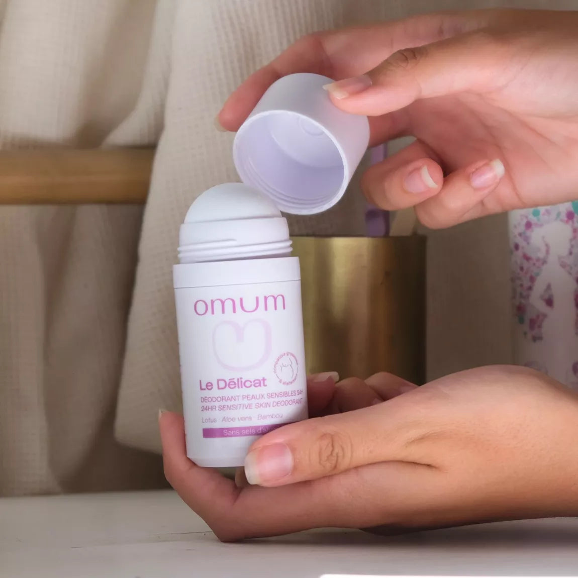 Déodorant bille naturel sans aluminium d'Omum, apaisant et 24h adapté pour la grossesse, le post-partum et les adolescents.