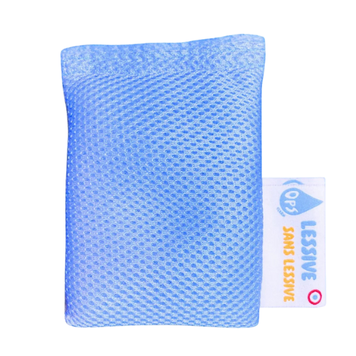Sachet de lessive écologique Ops Clean, avec billes de magnésium pour un lavage 100% naturel. Le sachet est placé dans un tambour de machine à laver.